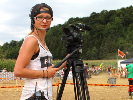 Lisa Leichtfried mit einer Video-Kamera