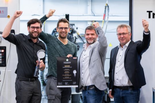 Thomas und Matthias Wagner freuen sich mit Michael Welser und Gottfried Dallhammer (beide HMW) über den 1. Platz beim Constantinus-Award.