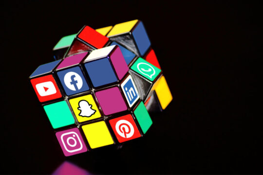 Ein Zauberwürfel auf dem verschiedenen Logos von Social-Media-Plattformen zu sehen sind
